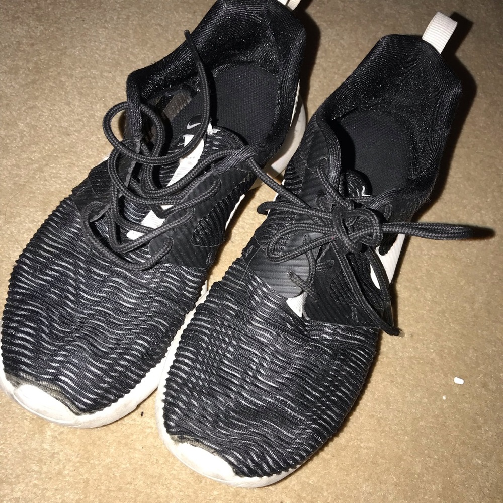 Black and white zig zag Nike’s